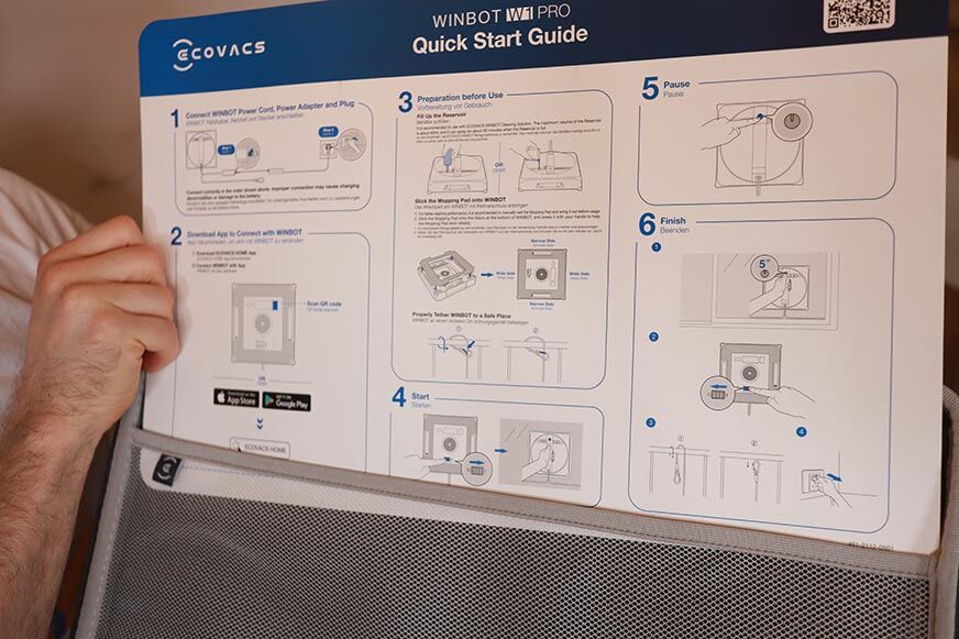 Schnellstartanleitung des Ecovacs Winbot W1 PRO ist in der nahaufnahme zu sehen